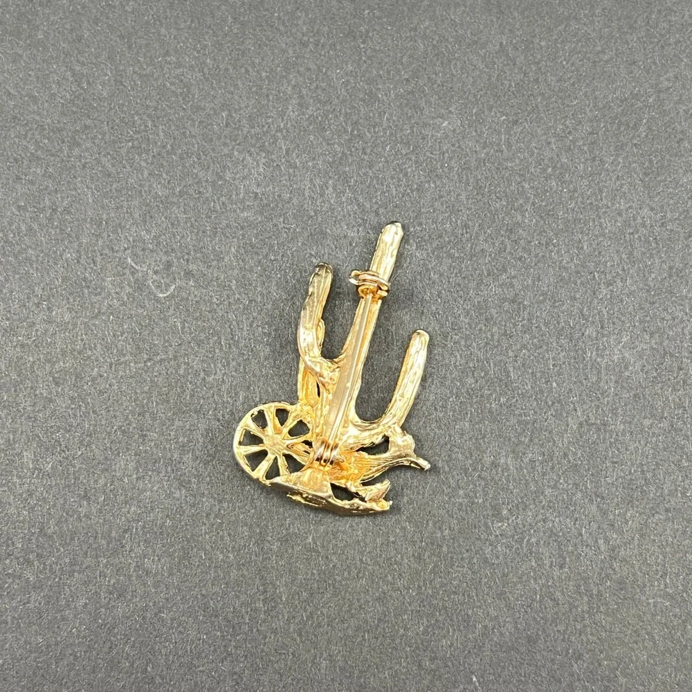 Vintage Brooch Gold Tone Southwestern Roadrunner Cactus Wagon Wheel